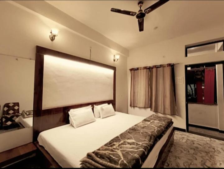 Hotel Malhotra Palace Ujjain Exterior photo
